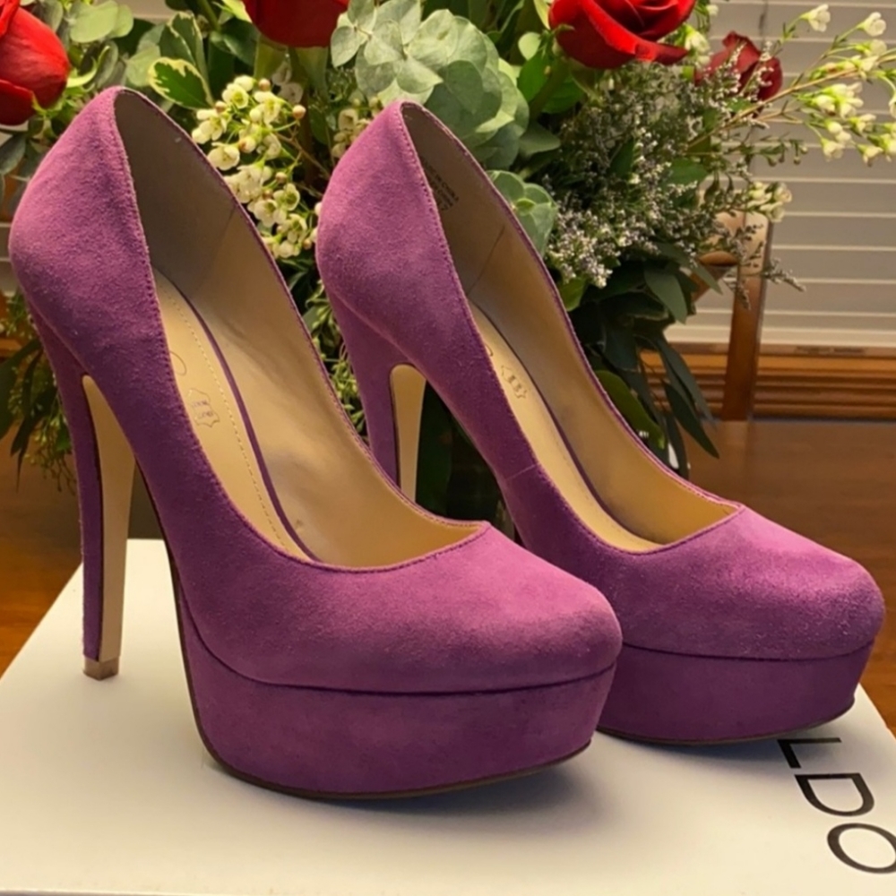 Lilac suede heels